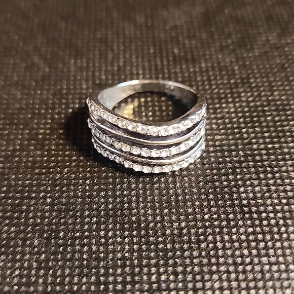 Elegant Silver Toned Band Ring With Faux Crystal Chips...size 8.5 - Picture 4 of 4